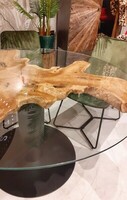 Stół wykonany z drewna egzotycznego.